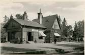 Stationen öppnad 1898-12-18.Envånings stationshus i trä. Stationshuset ombyggdes och moderniserades 1946-47. Mekanisk växelförregling.