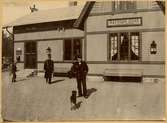 Stationen öppnad 1898-12-18.Envånings stationshus i trä. Stationshuset ombyggdes och moderniserades 1946-47. Mekanisk växelförregling. Häverösund som nu kallas Häverödal.
