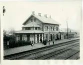 Höganäs Övre station. Järnvägen från Kattarp till Höganäs öppnades 1885 av SHJ, Skåne - Hallands Järnväg. I Höganäs fanns då två stationer, Höganäs Övre och Höganäs Nedre. Efter 1919 blev det en station istället för Höganäs Övre och Höganäs Nedre. Då byggdes nya stationshuset.  Arkitekten var Folke Zetterwall. En stor ombyggnad ägde rum 1936. Nedlagd 1992.
