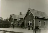 Stationen byggd 1885 av KIJ. Förlängd och påbyggd m flygel .Station från 1885. Stationshus av banans större typ. Det finns kvar år 1991 och är sedan 1987 vandrarhem. Vattentornet i tegel från 1885 står kvar som kulturminne och ägs av Östra Göinge Kommun. Godsmagasinet har rivits i sen tid. Lokstall med vändskiva försvann betydligt tidigare .Trafikplats anlagd 1885. Envånings stationshus i trä, två gavlar mot banan 
KIJ , Kristianstad - Immelns Järnväg