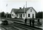 Stins O.Hertz.
Station anlagd 1897. Envånings putsad stationsbyggnad med två gavlar mot banan .
WTJ , Växjö - Tingsryds Järnväg