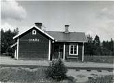 Bandelen Kummelby--Arkösund nedlagd 1960-11-01.
Hållplatsstuga uppförd 1897. Liten träbyggnad i ett plan .
VB , Vikbolandsbanan
