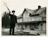 Ger avgångssignal på stationens sista dag 28.2.1962