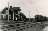 Station anlagd 1887. En och enhalvvånings stationshus i trä .Senare lastplats. Avbemannad 1973. Bispår till Lindeby Hytta rivet 1951. Bispår till Haggruvan 
NBJ-tåg  , Norsholm - Bersbo Järnväg