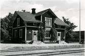 Station anlagd 1887. En och enhalvvånings stationshus i trä .Senare lastplats. Avbemannad 1973. Bispår till Lindeby Hytta rivet 1951. Bispår till Haggruvan