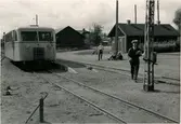 Station anlagd 1906. Envånings stationshus i trä, byggt i vinkel 
HvMJ , Vetlanda - Målilla Järnväg
Tåg 385Y förbigår 9861Z i Järnforsen.
Nedlläggning av bandelen Sävsjö--Vetlanda.
Målilla 1961-09-01
        Motorvagn  Yo1 (735?)