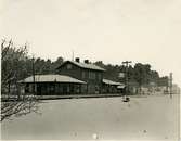 Hette före 1921 JÄRFVA. Det nuvarande stationshuset i trä i två våningar uppfördes 1866. Den 19 juni 1939 brann södra flygeln ned .Stationshuset rivet på 1970-talet. Namnet 1921 ändrat till ULRIKSDAL
Stationsområde