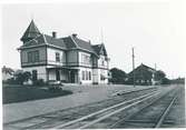 Stationen anlades 1900. Tvåvånings stationshus i sten och trä. Mekanisk växelförregling. Stationshuset och godsmagasinet revs 1976.