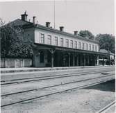 Karlskrona - Växjö Järnväg öppnades för allmän trafik 1874. Samma år färdigbyggdes stationshus i två våningar. Bangården utformades så att denna hade plats för fem spår. Moderniseringen av stationen skedde år 1946. Stationen hette Karlskrona Central under perioden 1.9.1954 - 1.9.1957.