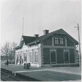 Stationen anlades 1866. Men redan på 1870-talet ersattes stationshuset  med en tegelbyggnad. Mekanisk växelförregling. Bangården utvidgades. Industrispår till Karmansbo järnverk.

KURJ, Köping - Uttersberg - Ryddarhyttans Järnväg. När Köping - Uttersbergs Järnvägsaktiebolag ,KUJ,  köpte Uttersberg - Riddarhyttans Järnväg, URJ av Riddarhytte AB 1 januari 1911 beslöt man att de båda järnvägarna skulle få ett nytt namn, Köping - Uttersberg - Riddarhyttans Järnväg, KURJ..