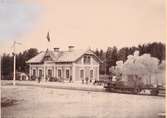 Stationen anlades 1866. Men redan på 1870-talet ersattes stationshuset  med en tegelbyggnad. Mekanisk växelförregling. Bangården utvidgades. Industrispår till Karmansbo järnverk.

KURJ, Köping - Uttersberg - Ryddarhyttans Järnväg. När Köping - Uttersbergs Järnvägsaktiebolag ,KUJ,  köpte Uttersberg - Riddarhyttans Järnväg, URJ av Riddarhytte AB 1 januari 1911 beslöt man att de båda järnvägarna skulle få ett nytt namn, Köping - Uttersberg - Riddarhyttans Järnväg, KURJ..