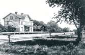 Trafikplats anlagd på 1880-talet. Tvåvånings stationshus i trä. Mekanisk växelförregling. Eldrift 1936.