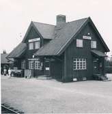 Stationen öppnades 1913-07-01. En- och enhalvvånings stationshus i trä. Mekanisk växelförregling. Gustaf Blomée var stationsföreståndare då.