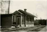 Köping-Uttersberg-Järnväg, KUJ  Banvaktstuga iKejsartorp, ursprung  stationshus i Gisslarbo.