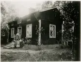 Stationshuset vid kilafors nedre Undertiden 1879-1886, innan Söderhamsbanan öppnades för trafik. 15/12 1885. Stugan nr 9B Kilafors.