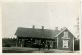 Från vänster:Stk, Stationskarl  Svensson, Kinnared
Stk Kurt Larsson, Halmstad och Stins Gerde
Stationen anlades 1885. 1939 påbyggdes stationen med en våning, där en modern bostad för stationsföreståndaren inreddes. Byggnaden är putsad och byggd i vinkel. Öppnad 1.9.1877. Stationshuset tillbyggdes 1888 när Kinnared - Ätrans järnväg färdigställdes. Stationshuset förnyades 1938