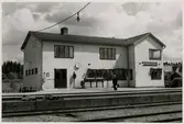Stationen anlades 1885. 1939 påbyggdes stationen med en våning, där en modern bostad för stationsföreståndaren inreddes. Byggnaden är putsad och byggd i vinkel. Öppnad 1.9.1877. Stationshuset tillbyggdes 1888 när Kinnared - Ätrans järnväg färdigställdes. Stationshuset förnyades 1938