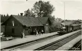 Stationen anlades 1885. 1939 påbyggdes stationen med en våning, där en modern bostad för stationsföreståndaren inreddes. Byggnaden är putsad och byggd i vinkel. Öppnad 1.9.1877. Stationshuset tillbyggdes 1888 när Kinnared - Ätrans järnväg färdigställdes. Stationshuset förnyades 1938