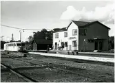 Stationen anlades 1885. 1939 påbyggdes stationen med en våning, där en modern bostad för stationsföreståndaren inreddes. Byggnaden är putsad och byggd i vinkel. Öppnad 1.9.1877. Stationshuset tillbyggdes 1888 när Kinnared - Ätrans järnväg färdigställdes. Stationshuset förnyades 1938