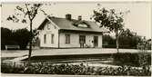 Håll- och lastplats anlagd 1906. Envånings stationshus i trä . Öppnad 21.12.1906. Först station, men från 1925 håll- och lastplats (HNJ). Enligt (Järnvägarna kring Ulricehamn) är stationshuset flyttat hit från Trädet 1906.
HNJ Halmstad - Nässjö Järnväg