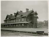 Stationshuset  före branden 26/4 1915.
Stationshus av trä, utvändigt tjärstruket, färdigt 1900 . 
1915 nytt stationshus i tegel istället för det gamla som brunnit