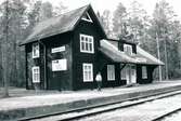 Statens Järnvägar, SJ  Koskullskulle Stationhuset flyttat till  Malmbanans vänners museum i  Karlsvik.Luleå 1990