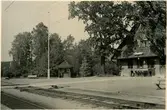 Stationen anlades 1912. 1939-40 moderniserades såväl expeditionslokalerna som bostadslägenheten. Tvåvånings tegelbyggnad