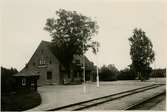 Stationen anlades 1912. 1939-40 moderniserades såväl expeditionslokalerna som bostadslägenheten. Tvåvånings tegelbyggnad