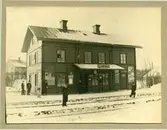 Stationen anlades 1882. Stationshuset, två våningar i trä. 1947 moderniserades expedition och väntsal.
