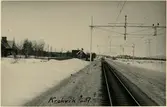 Stationshus av KROKVIKSMODELLEN, ritade av Folke Zettervall, fanns vid sex stationer (Malmbanenytt 7/95). 
Trafikplats anlagd 1901. Stationshuset, en våning i trä, tillbyggt 1914.