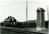 Trafikplats anlagd 1901. Stationshuset, en våning i trä, tillbyggt 1914.