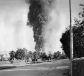 Rök från explosionen av ett tyskt ammunitionståg vid Avesta Krylbo station.