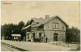Västra stambanan öppnades 1858, men då fanns inte någon station i Källeryd. För att öka kapaciteten på stambanan anlades en mötesplats vid Källeryd 1876. Mötesplatsen förändrades till hållplats 1882 och blev station 1908. Eldrift infördes 1926. Dubbelspår österut till Floby 1952, västerut till Herrljunga 1953.  En- och enhalvvånings stationshus i trä.