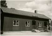 Station byggd 1901 av SOEJ, Sölvesborg - Olofström - Älmhults Järnväg.  Envånings stationshus i trä. Nedklassad till håll- och lastplats före 1950.