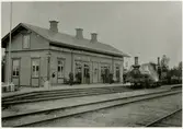 Trafik platsen öppnad 1856. Det första stationshuset var en- och enhalvvånings träbyggnad.
Stationen öppnades1876 av SWB, Stockholm - Västerås - Bergslagens Järnväg.  Då byggdes nytt stationshus vid breddningen väster om bangården av arkitekt Axel Kumlien. Det äldre stationshuset blev personalbostäder.
Ånglok, SWB A2 3. Tillverkat 1873. Spårvidd 1435. Slopades 1918.
