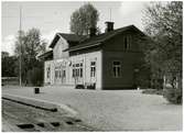 Trafik platsen öppnad 1856. Det första stationshuset var en- och enhalvvånings träbyggnad.
Stationen öppnades1876 av SWB, Stockholm - Västerås - Bergslagens Järnväg.  Då byggdes nytt stationshus vid breddningen väster om bangården av arkitekt Axel Kumlien. Det äldre stationshuset blev personalbostäder.