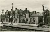Stationen anlades 1885-86. Stationshuset byggt 1886. K-märkt 1986. Stationen ombyggd 1917. En tillbyggnad i tegel i en våning 1912, där samtliga expeditionslokaler är inrymda. 1917 uppfördes en likanande byggnad på södra sidan för postverket. Eldrift 1934.