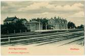 Stationen anlades 1885-86. Stationshuset byggt 1886. K-märkt 1986. Stationen ombyggd 1917. En tillbyggnad i tegel i en våning 1912, där samtliga expeditionslokaler är inrymda. 1917 uppfördes en likanande byggnad på södra sidan för postverket.