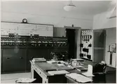 Elektriskt ställverk. Elektriska ställverk med elektriskt förreglingsregister och en rad av ställare installerades vid många stora eller ganska stora bangårdar under 1930- och 1940-talen. Själva ställarna fick en ny dörrhandtagsliknande utformning. På bilden syns ett nyinstallerat ställverk i Kävlinge 1932. Ställverket ersatte dels ett hävstångsställverk, dels en enkel anläggning.