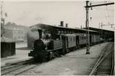 Köpings station öppnades för trafik 1875-12-07. 1939 ombyggdes stationshuset och fick därigenom en modern interiör. I samband med elektrifieringen 1947  byggdes godsmagasin. Även bangården ombyggdes. Stationen har tre industrispår till olika industrier.
KURJ lok 11. Tillverkat 1916 av Helsingborgs Mekaniska Verkstad, tillverkningsnummer 52. Skrotat 1962.