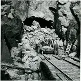 Tunnelsprängning, Hasseldalen. Linjen Göteborg-Borås
Tågtrafiken i tunneln var avstängd minst en vecka.Lyckligtvis fanns den gamla banvallen kvar utanför tunneln, som ett provisoriskt spår byggdes på.