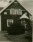 Vid sidoingången av stationen, som ligger 51 meter över havet och 1264km från stockholm, står en praktfull Blåfry (Lonicera caerulea).