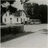 Gatusidan av stationshuset med en väntande buss från Skyllbergs omnibus AB. En Hägglundsbuss från ca 1941-1945, sannolikt T 687 Scania-Vabis 850/Hägglund 1944. Chassinummer 11530.