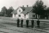 Stationen.
Stationsskrivare V. Ågren med kollegor.