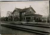 Stationen anlades 1874. Tvåvånings stationshus 
HLJ , Lidköping - Håkantorps Järnväg