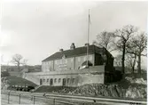 Nytt tvåvånings stationshus i tegel 1910 .Stationen togs i bruk 1860. Det ursprungliga, i en våning uppförda stationshuset i trä, ersattes 1910 med ett nytt stationshus, uppfört i tegel i två våningar. När Årstabron tagits i bruk 26 nov 1929, upphörde persontrafiken. 1910 tillkom två nya ställverk med bro, plattform och hiss. 1900 utvidgades spårsystemet kraftigt, 1931 ytterligare spår. Från järnvägens öppnande till 1930 låg här huvudverkstaden, 1930-31 flyttad till Tomteboda .
Sträckan Liljeholmen - Nyboda till kom sedan stambanans nya sträckning över Årstabron tagits i bruk 1929.11.06