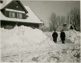 Lits Stationshus vintern 1936. Ställföreträdare och Banmästare Lit.