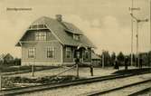 Stationen byggd 1907 .Stationen öppnad 1909 med stationshus som 1991 är kvar som privatbostad, med uthus .Hållplats med en- och enhalvvånings stationshus i trä