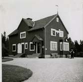 Trafikplats anlagd 1917. Tvåvånings stationshus i trä. Mekanisk växelförregling .Håll- och lastplats öppnad 15.3.1916