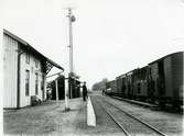 Trafikplats anlagd 1877. En- och enhalvvånings stationshus i trä .
Lofvene